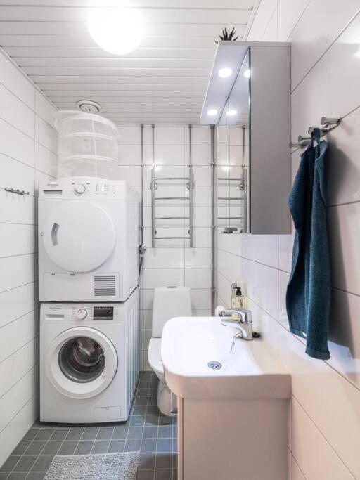 Cozy Roomy Studio Flat Next To Tram Stop @ Kallio Helsinki Bagian luar foto