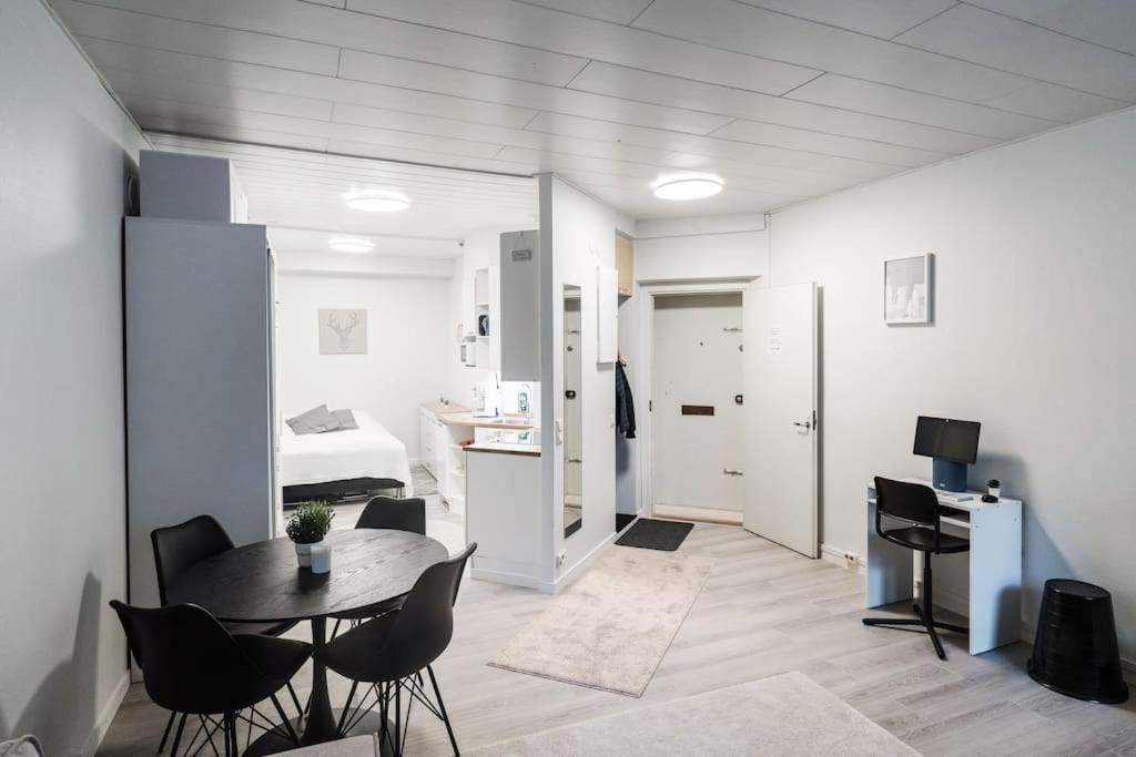 Cozy Roomy Studio Flat Next To Tram Stop @ Kallio Helsinki Bagian luar foto