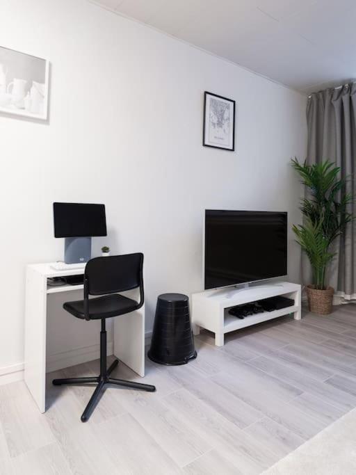 Cozy Roomy Studio Flat Next To Tram Stop @ Kallio Helsinki Bagian luar foto