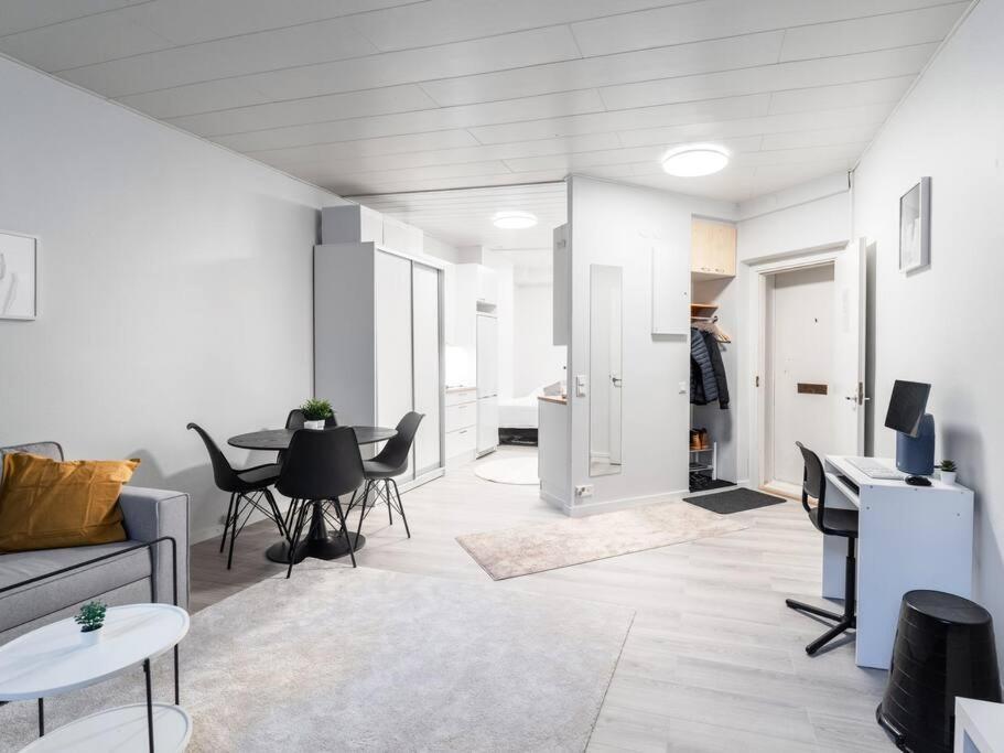 Cozy Roomy Studio Flat Next To Tram Stop @ Kallio Helsinki Bagian luar foto