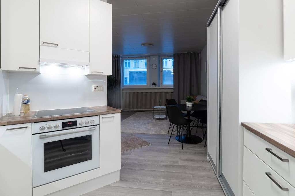 Cozy Roomy Studio Flat Next To Tram Stop @ Kallio Helsinki Bagian luar foto
